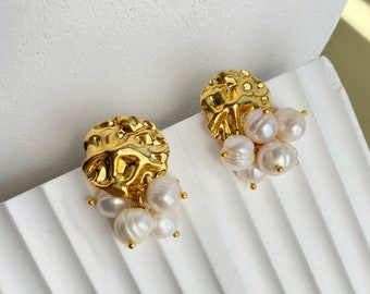 Glamorous Gold Detailed Earrings with Natural Freshwater Pearls