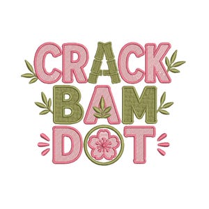 以下が含まれることがあります： ピンクとオリーブグリーンの刺繍デザインで、CRACK BAM DOTという文字が描かれています。CRACKのAは竹の形をしており、BAMのAは葉っぱが付いたピンク色で、DOTのOはオリーブグリーンの円の中にピンクの花がデザインされています。