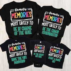 以下が含まれることがあります： カラフルなデザインの「family MEMORIES」の文字が入った黒いTシャツとロンパース。各シャツには、「Most Likely To Be In Charge Of The Grill」、「Most Likely To Be The Chaos Coordinator」、「Most Likely To Have The Wifi Password」、「Most Likely To Be The Cutest One Here」、および「Most Likely To Start A Dance Off」という異なるフレーズが書かれています。