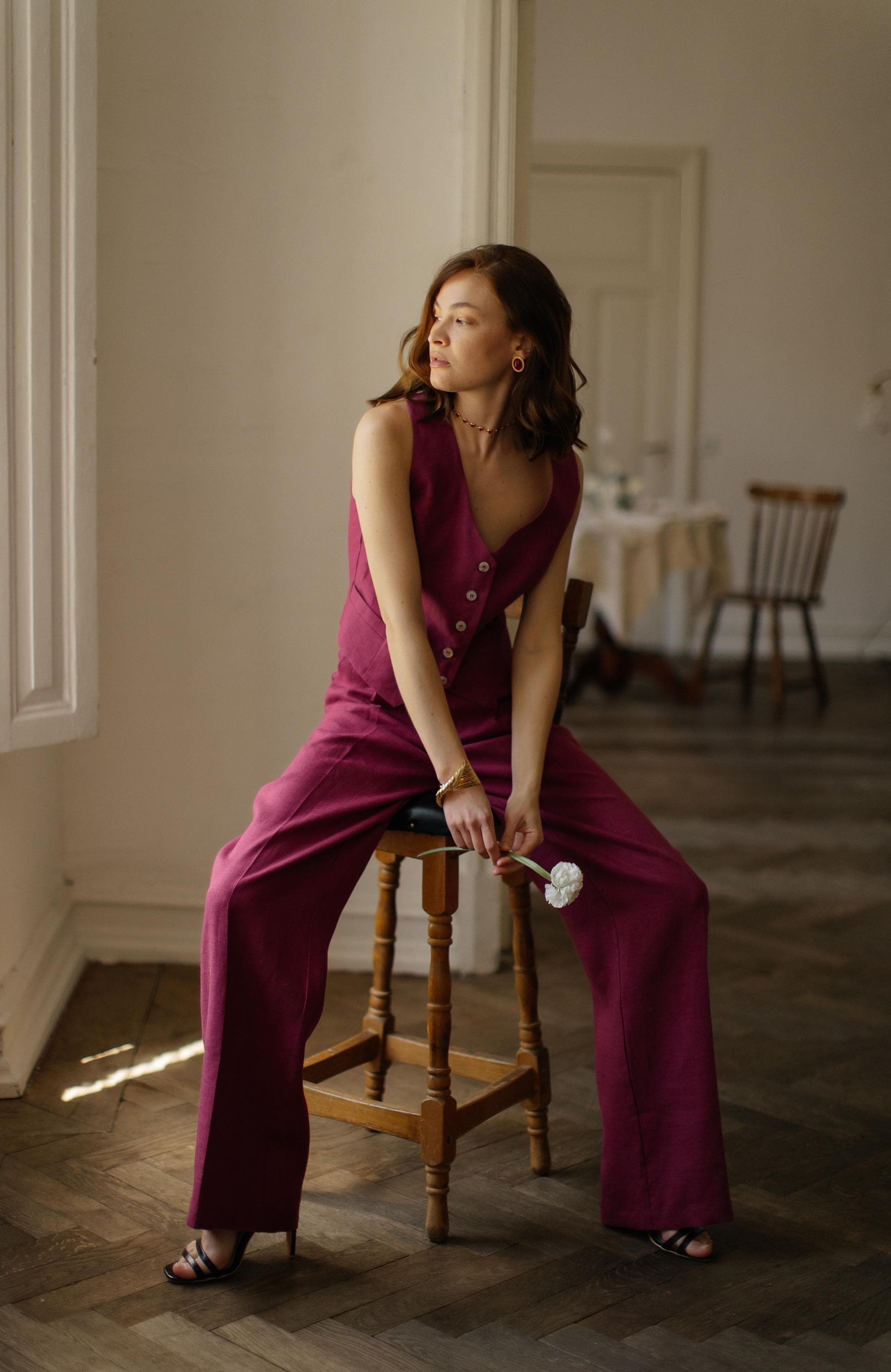 Gilet de costume 2 pièces assorti en lin Marsala et pantalon palazzo assortis. Costume femme avec gilet et pantalon. Tailleur-pantalon pour invité mariage bordeaux