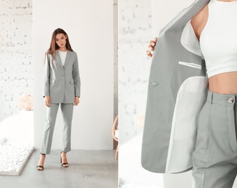Casual minimalist natural linen summer pantsuit in Grey. Women’s tailored high waisted slim leg trousers and straight cut oversized blazer