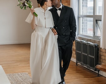 Abito da sposa e mantello. Abito da sposa in raso. Abito da sposa con mantello in raso, abito sobrio in raso, look da sposa sobrio. Abito e bolero in raso.