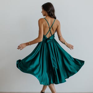 Rückenfreies ausgestelltes Seidenkleid. Smaragdgrün Brautjungfern Kleid Satin Kleid für Datum oder besondere Anlässe. Kleid mit Rückenausschnitt