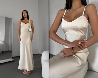 Womens Atemberaubendes Seidenkleid in Elfenbeinfarbe. Satin Slip Dress für Events. Brautjungfer weißes Seidenkleid.