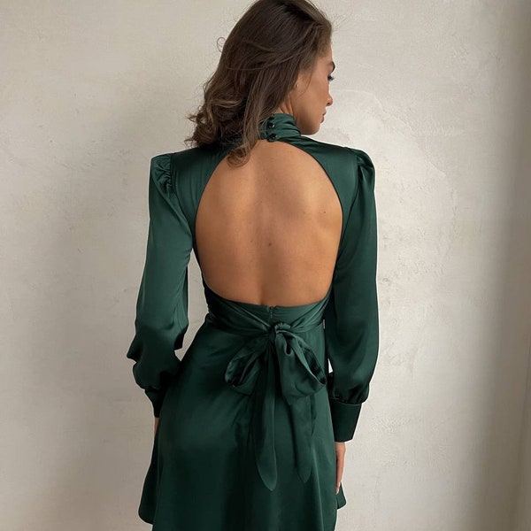 Robe dos nu en soie vert foncé émeraude pour l'événement. Robe à col roulé en satin avec dos nu midi. Robe bohème dos nu. Robe de mariée.