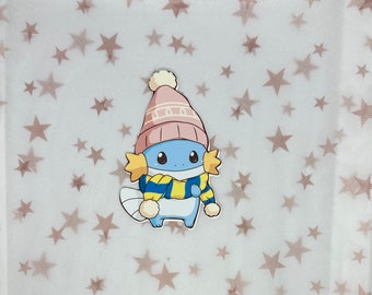 Puede incluir: Un personaje de dibujos animados azul y blanco que lleva un sombrero rosa y una bufanda amarilla y azul. El personaje tiene un cuerpo azul claro, una barriga blanca y una nariz rosa. El personaje está de pie sobre un fondo blanco con un patrón de estrellas marrones.