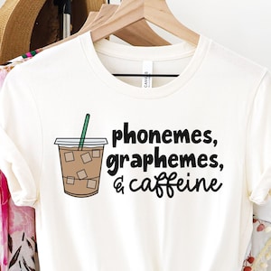 Phoneme, Grapheme und Koffein | Niedliches Kaffeeliebhaber Shirt | Lehrerin Shirt | Geschenk für Lehrer | Zurück in der Schule | DTG | UFLI
