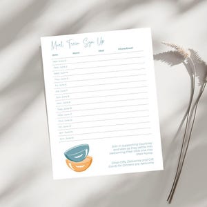 Könnte beinhalten: Ein weißes Blatt für die Essensplan-Anmeldung mit blauen und orangefarbenen Schalen. Der Text "Meal Train Sign Up" steht oben, mit Zeilen für Daten, Namen, Mahlzeiten und Kontaktinformationen. Zusätzlicher Text lädt zur Unterstützung von Courtney und Alex ein.