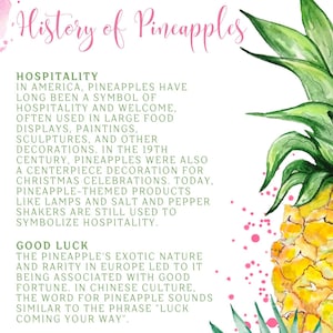 Może przedstawiać: Aquarela przedstawiająca ananas z zielonymi liśćmi i różowym kwiatem hibiskusa. Na górze obrazu widnieje tekst "History of Pineapples". Tekst poniżej opisuje symbolikę ananasa w kontekście gościnności, szczęścia i ochrony.