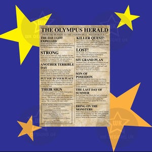 Peut inclure: Une impression de style journal, intitulée "The Olympus Herald", avec des articles sur la mythologie grecque, sur fond bleu avec des étoiles jaunes. Le texte comprend des titres tels que "Killer Quest!" et "Bring on the Monsters."
