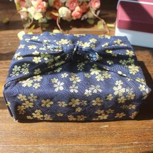 Furoshiki algodón estampado motivo tradicional japonés, papel cadeau. Emballage japonés blue sakura