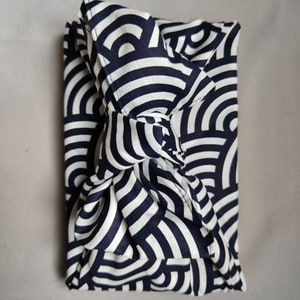 Furoshiki algodón estampado motivo tradicional japonés, papel cadeau. Emballage japonés blue wave