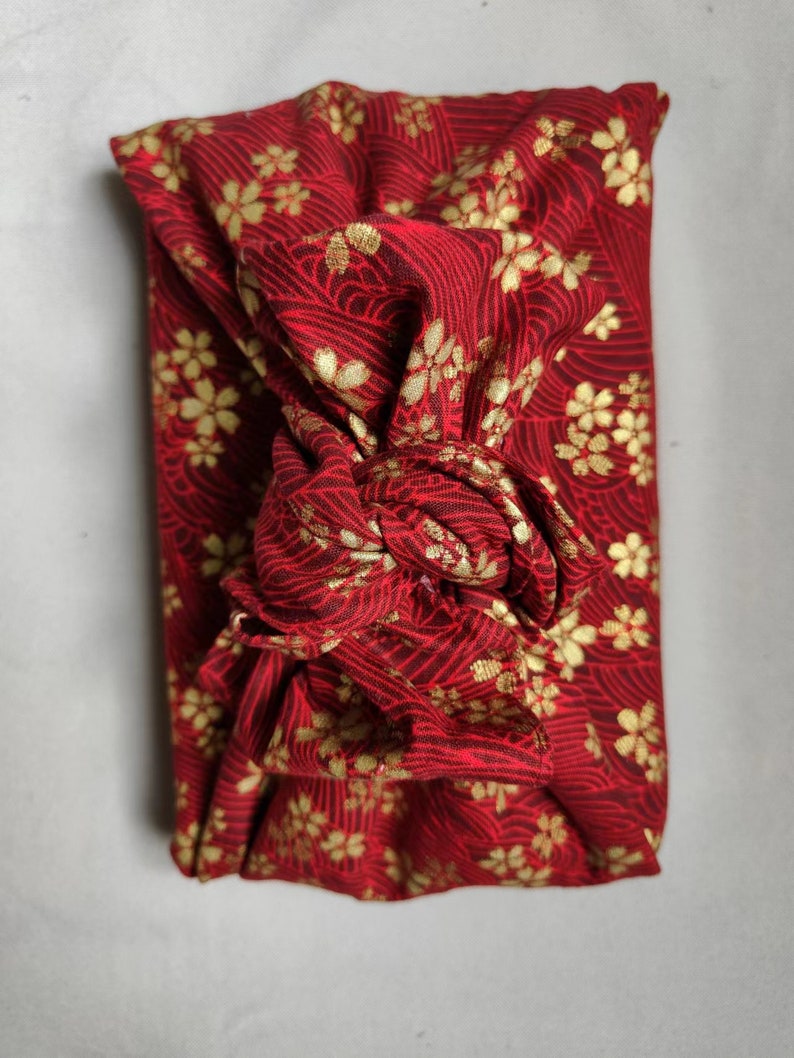 Furoshiki algodón estampado motivo tradicional japonés, papel cadeau. Emballage japonés red sakura