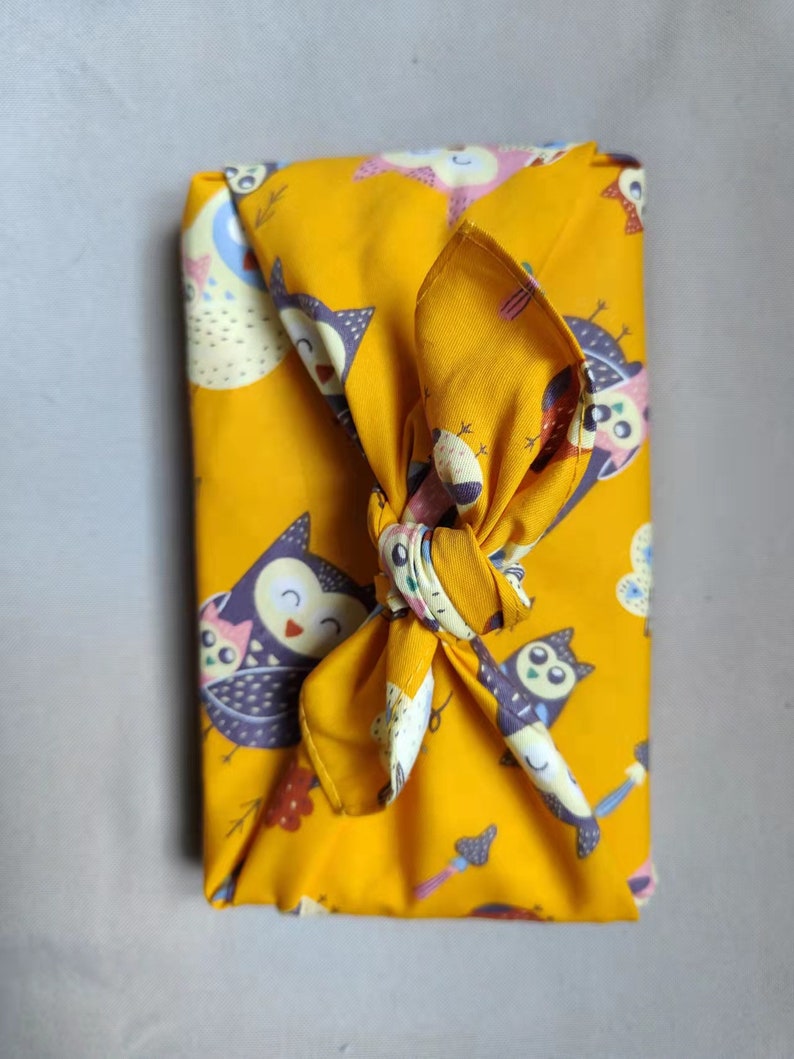 Furoshiki coton imprimé motif traditionnel japonais, papier cadeau. Emballage japonais yellow animal