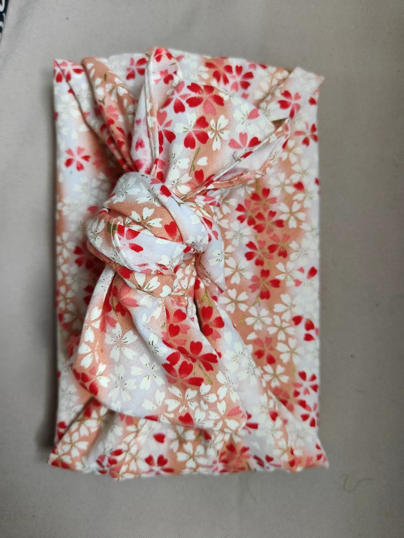 Furoshiki coton imprimé motif traditionnel japonais, papier cadeau. Emballage japonais pink sakura