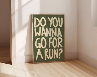 Pode incluir: Um pôster verde emoldurado com o texto "Do you wanna go for a run?" em cor creme.