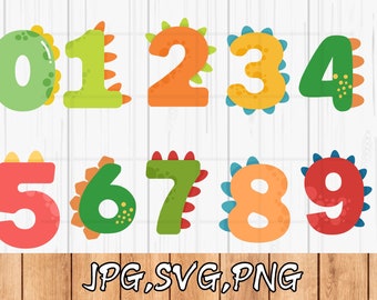Può includere: Un set di dieci numeri colorati a forma di dinosauro, da 0 a 9, con un design frastagliato e spinoso. I numeri sono in fila, con il primo numero a sinistra e l'ultimo numero a destra. I numeri sono tutti di colori diversi, tra cui verde, arancione, giallo, rosso e blu.