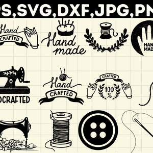 Puede incluir: Un conjunto de 10 ilustraciones en blanco y negro de herramientas y suministros de costura y artesanía. Las ilustraciones incluyen una máquina de coser, una bobina de hilo, una aguja e hilo, un botón, un dedal, un par de tijeras y una pancarta cosida a mano que dice "Hand Crafted".