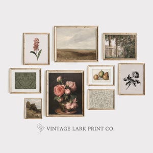 Op de afbeelding: Een galeriewand met negen ingelijste prints met verschillende botanische en landschapsthema's. De prints omvatten een bloemstilleven, een landschapssc&egrave;ne, een bloemenpatroon en een perenstilleven. De prints zijn in een rasterpatroon op een witte muur gerangschikt.
