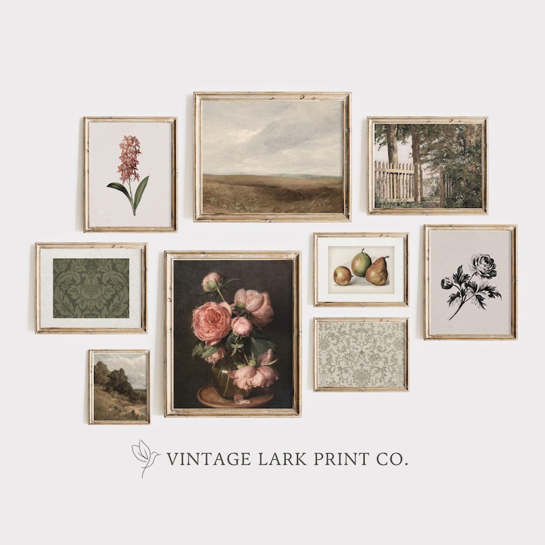 Op de afbeelding: Een galeriewand met negen ingelijste prints met verschillende botanische en landschapsthema's. De prints omvatten een bloemstilleven, een landschapssc&egrave;ne, een bloemenpatroon en een perenstilleven. De prints zijn in een rasterpatroon op een witte muur gerangschikt.