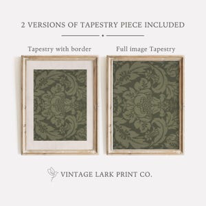 Op de afbeelding: Twee ingelijste versies van een groene florale wandtapijtprint. De bovenste versie heeft een rand, de onderste versie is het volledige beeld. De tekst "2 VERSIONS OF TAPESTRY PIECE INCLUDED" staat bovenaan de afbeelding. De tekst "Tapestry with border" staat boven de bovenste lijst. De tekst "Full image Tapestry" staat boven de onderste lijst. De tekst "VINTAGE LARK PRINT CO." staat onderaan de afbeelding.