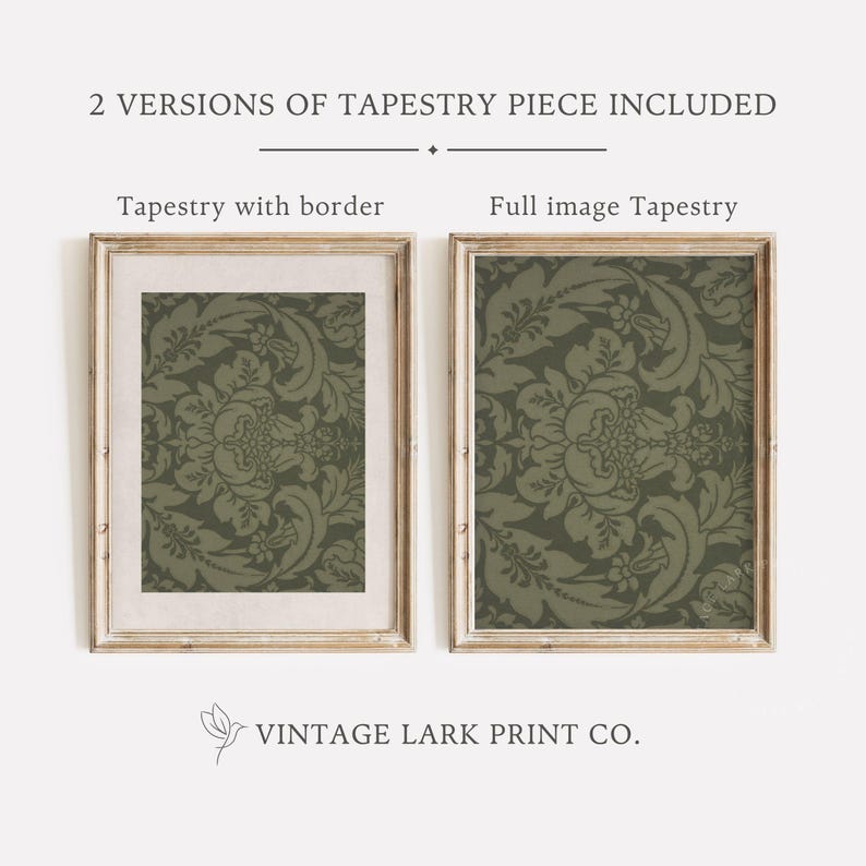 Op de afbeelding: Twee ingelijste versies van een groene florale wandtapijtprint. De bovenste versie heeft een rand, de onderste versie is het volledige beeld. De tekst "2 VERSIONS OF TAPESTRY PIECE INCLUDED" staat bovenaan de afbeelding. De tekst "Tapestry with border" staat boven de bovenste lijst. De tekst "Full image Tapestry" staat boven de onderste lijst. De tekst "VINTAGE LARK PRINT CO." staat onderaan de afbeelding.