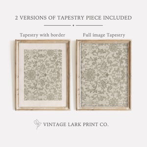 Op de afbeelding: Twee ingelijste prints van een vintage bloemen tapijtontwerp. De print aan de linkerkant heeft een rand, terwijl de print aan de rechterkant de volledige afbeelding is. Beide prints zijn in een licht houten frame.