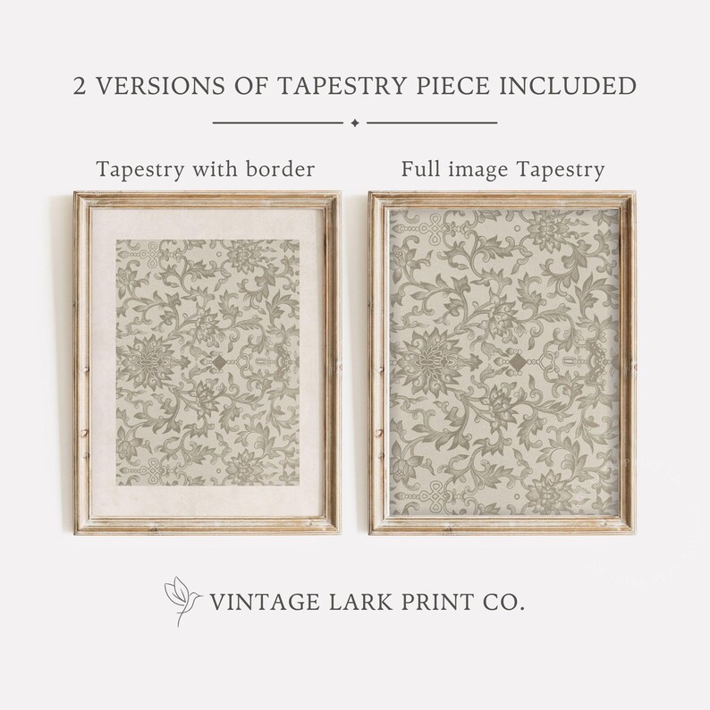 Op de afbeelding: Twee ingelijste prints van een vintage bloemen tapijtontwerp. De print aan de linkerkant heeft een rand, terwijl de print aan de rechterkant de volledige afbeelding is. Beide prints zijn in een licht houten frame.