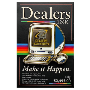 Może przedstawiać: Metalowa emaliowana przypinka w kształcie komputera Macintosh vintage z klawiaturą i myszką. Na ekranie widnieje napis 'DEALERS MAKE IT HAPPEN'. Przypinka jest umieszczona na czarnej karcie z napisem 'Dealers 128K' oraz 'Make it Happen.'