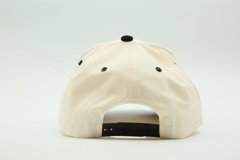 Puede incluir: Un letrero de madera r&uacute;stica con el texto "Welcome to our home" en letras blancas. El letrero presenta un acabado envejecido y un dise&ntilde;o simple y acogedor, ideal para la decoraci&oacute;n de la entrada.