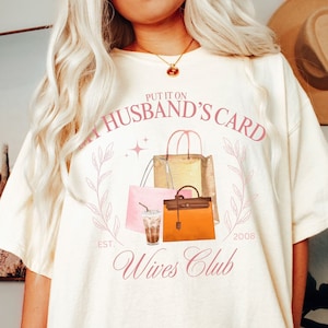 Setzen Sie es auf die Karte meines Mannes Social Club PNG Frau Mutter lustiges rosa Aquarell weiches Mädchen girly Boujie ästhetisches modisches Sublimationsentwurfst-shirt