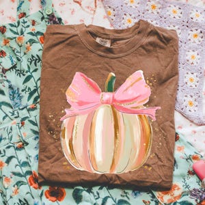 Preppy pumpa PNG höstkokett retro PNG nyckfull guldglitter rosa rosett röriga penseldrag handritad Thanksgiving trendig sublimering
