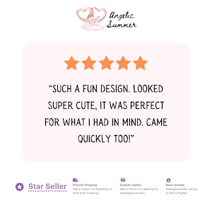 Pu&ograve; includere: Sfondo rosa chiaro con testo: "SUCH A FUN DESIGN. LOOKED SUPER CUTE, IT WAS PERFECT FOR WHAT I HAD IN MIND. CAME QUICKLY TOO!" con cinque stelle arancioni. L'immagine include anche il testo "Angelic Summer".