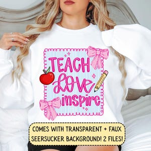 Puede incluir: Sudadera blanca con la frase "Teach Love Inspire" en rosa. El dise&ntilde;o incluye una manzana roja, un l&aacute;piz y lazos rosas. El fondo es azul claro con rayas verticales. La parte inferior de la imagen dice "COMES WITH TRANSPARENT + FAUX SEERSUCKER BACKGROUND! 2 FILES!"