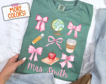 Comfort Colors® Custom Teacher-shirt Preppy roze strikjes Coquette T-shirt Terug naar school Leraar met naam Appretion Cadeau Eerste schooldag
