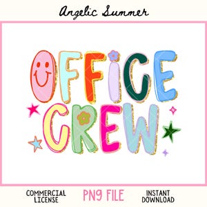 Può includere: Un design digitale colorato con le parole "OFFICE CREW" in lettere a bolle. Le lettere sono delineate con glitter dorati e riempite con vari colori. Il design include stelle e una faccina sorridente. Il testo in basso recita "COMMERCIAL LICENSE" e "INSTANT DOWNLOAD".
