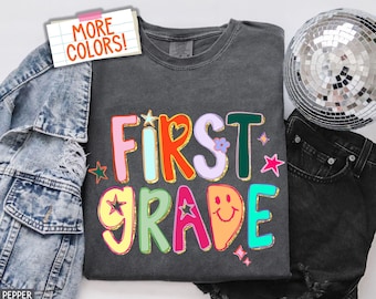 Comfort Colors® leraar shirt eerste leerjaar preppy handgetekende kleurrijke doodle sterren rommelig goud glitter leraar T-shirt waardering cadeau T-shirt