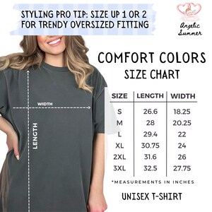 Pu&ograve; includere: Una donna indossa una t-shirt unisex grigio scuro. L'immagine include una tabella delle taglie con misure in pollici per le taglie dalla S alla 3XL. Il testo sull'immagine recita "STYLING PRO TIP: SIZE UP 1 OR 2 FOR TRENDY OVERSIZED FITTING" e "COMFORT COLORS SIZE CHART."