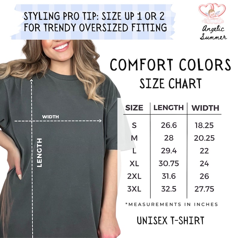 Pu&ograve; includere: Una donna indossa una t-shirt unisex grigio scuro. L'immagine include una tabella delle taglie con misure in pollici per le taglie dalla S alla 3XL. Il testo sull'immagine recita "STYLING PRO TIP: SIZE UP 1 OR 2 FOR TRENDY OVERSIZED FITTING" e "COMFORT COLORS SIZE CHART."