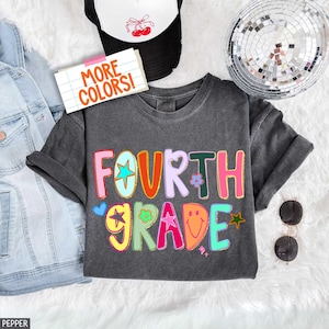 Maglietta Comfort Colors® per insegnanti di quarta elementare, stile preppy, con stelle colorate disegnate a mano e glitter dorati, ideale come regalo di apprezzamento. Pepper