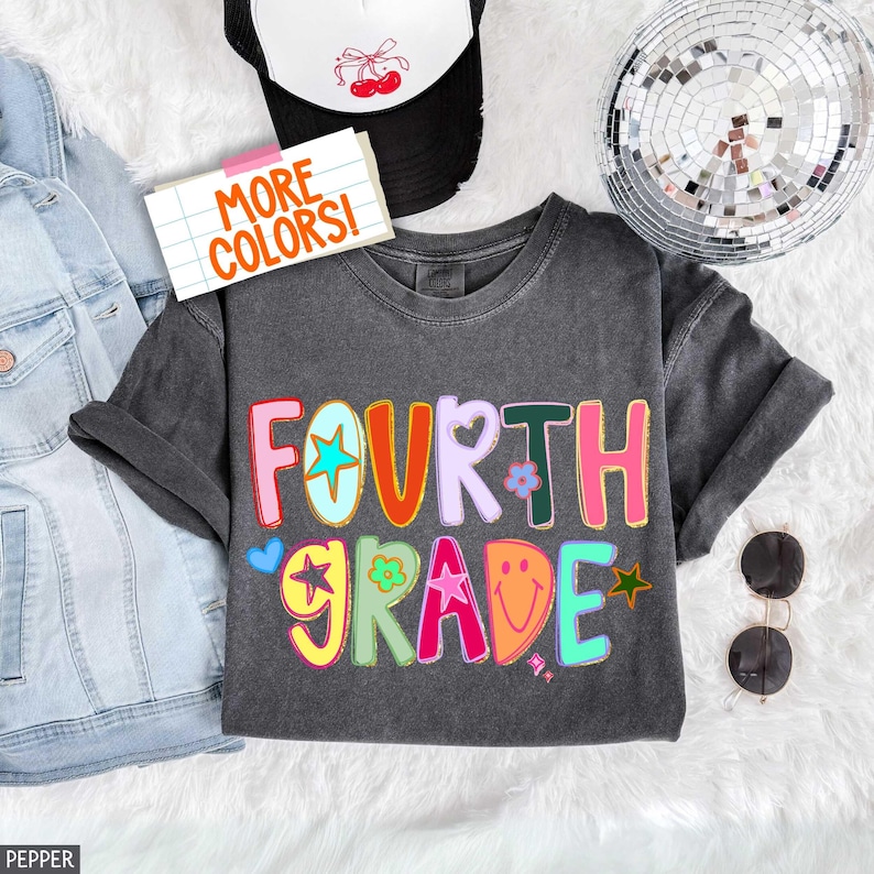 Maglietta Comfort Colors® per insegnanti di quarta elementare, stile preppy, con stelle colorate disegnate a mano e glitter dorati, ideale come regalo di apprezzamento. Pepper