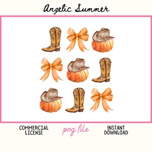 Op de afbeelding: Waterverfillustratie met cowboylaarzen, pompoenen met cowboyhoeden en oranje strikken. De tekst "Angelic Summer" staat bovenaan, met "COMMERCIAL LICENSE", "png file" en "INSTANT DOWNLOAD" onderaan.