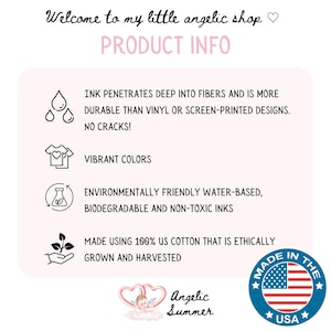 Pu&ograve; includere: Un grafico informativo sul prodotto con il testo "Welcome to my little angelic shop" e "Product Info". Il grafico evidenzia caratteristiche come inchiostro resistente, colori vivaci, inchiostri ecologici e cotone americano di provenienza etica. &Egrave; presente anche un sigillo "Made in the USA".