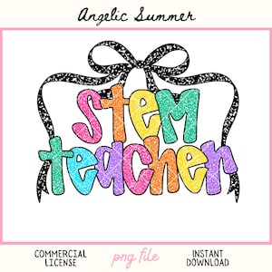 Puede incluir: Un gráfico colorido con las palabras "STEM Teacher" en una fuente lúdica, acentuado con un lazo y una cinta negros. El texto es de varios colores, incluyendo rosa, amarillo, verde y morado. La imagen también incluye el texto "Angelic Summer", "Commercial License", "png file" e "Instant Download".