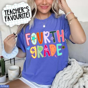 Maglietta Comfort Colors® per insegnanti di quarta elementare, stile preppy, con stelle colorate disegnate a mano e glitter dorati, ideale come regalo di apprezzamento. Flo Blue