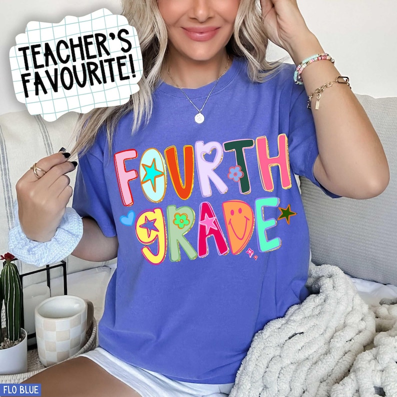 Maglietta Comfort Colors® per insegnanti di quarta elementare, stile preppy, con stelle colorate disegnate a mano e glitter dorati, ideale come regalo di apprezzamento. Flo Blue