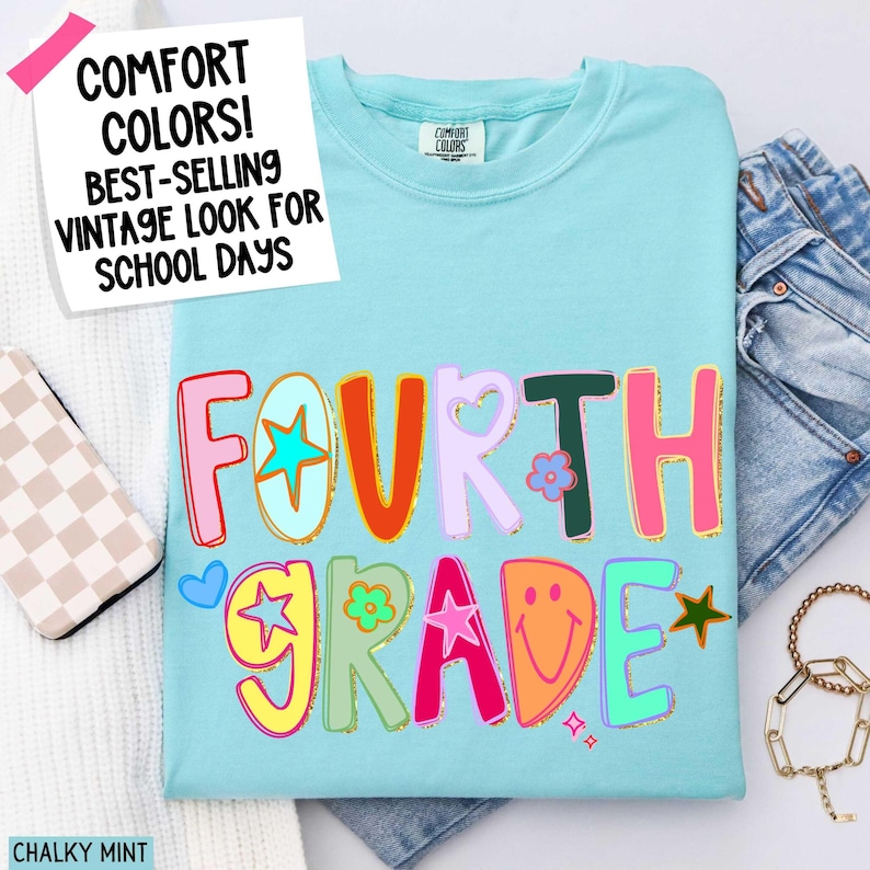 Maglietta Comfort Colors® per insegnanti di quarta elementare, stile preppy, con stelle colorate disegnate a mano e glitter dorati, ideale come regalo di apprezzamento. Chalky Mint