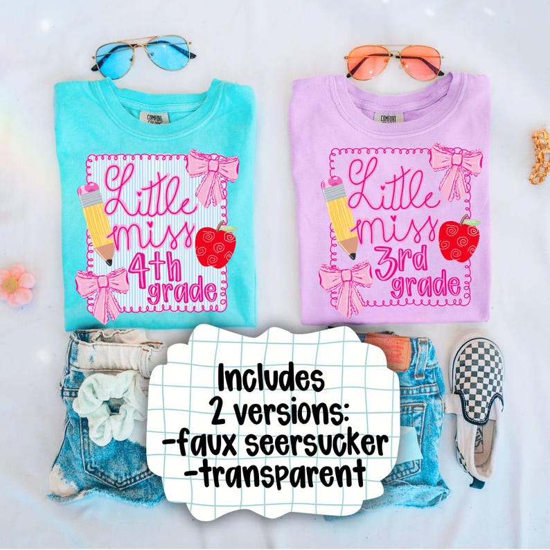 Op de afbeelding: Twee kindershirts, &eacute;&eacute;n turquoise en &eacute;&eacute;n lila, met schoolthema-ontwerpen. Elk shirt heeft de tekst "Little Miss" met respectievelijk "4th grade" en "3rd grade", plus een potlood, een appel en strikken. De afbeelding bevat ook een spijkerbroekshort, zonnebrillen en een scrunchie.