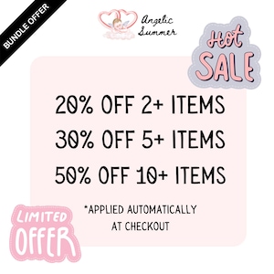 Pu&ograve; includere: Grafica rosa e bianca con testo che offre sconti: 20% di sconto su 2+ articoli, 30% di sconto su 5+ articoli e 50% di sconto su 10+ articoli. L'immagine include le parole "Hot Sale" e "Limited Offer". Il marchio "Angelic Summer" &egrave; visibile.