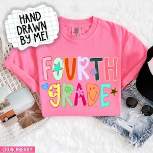 Maglietta Comfort Colors® per insegnanti di quarta elementare, stile preppy, con stelle colorate disegnate a mano e glitter dorati, ideale come regalo di apprezzamento. Crunchberry